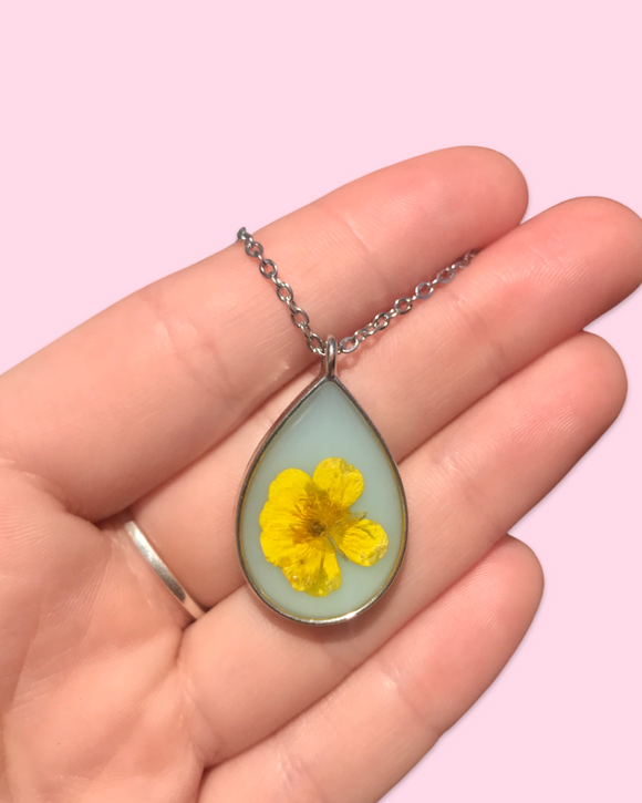 Flower in Resin With Blue Necklace