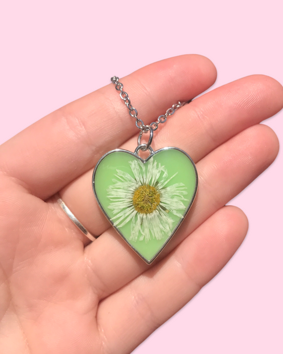 Daisy in Resin With Green Necklace